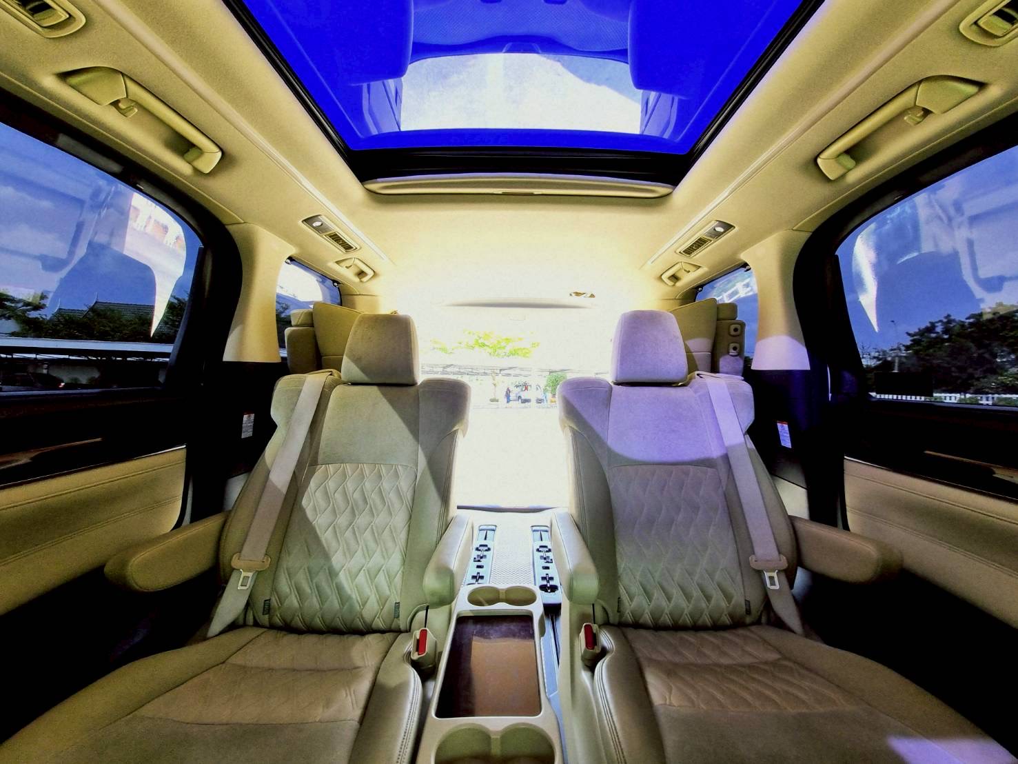 2016 Toyota Vellfire สีขาว (รูปที่ 16)