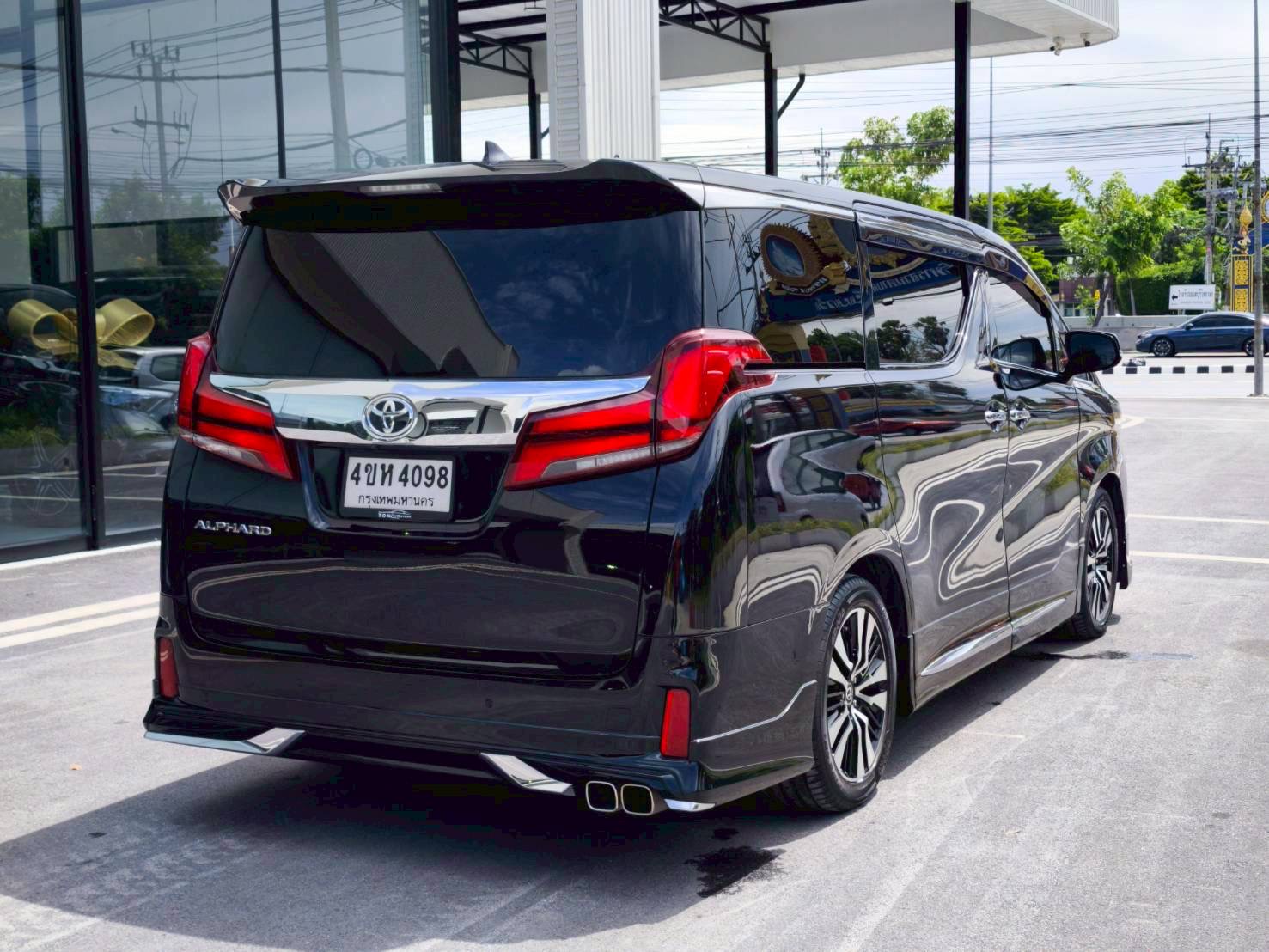 2020 Toyota Alphard สีดำ (รูปที่ 10)