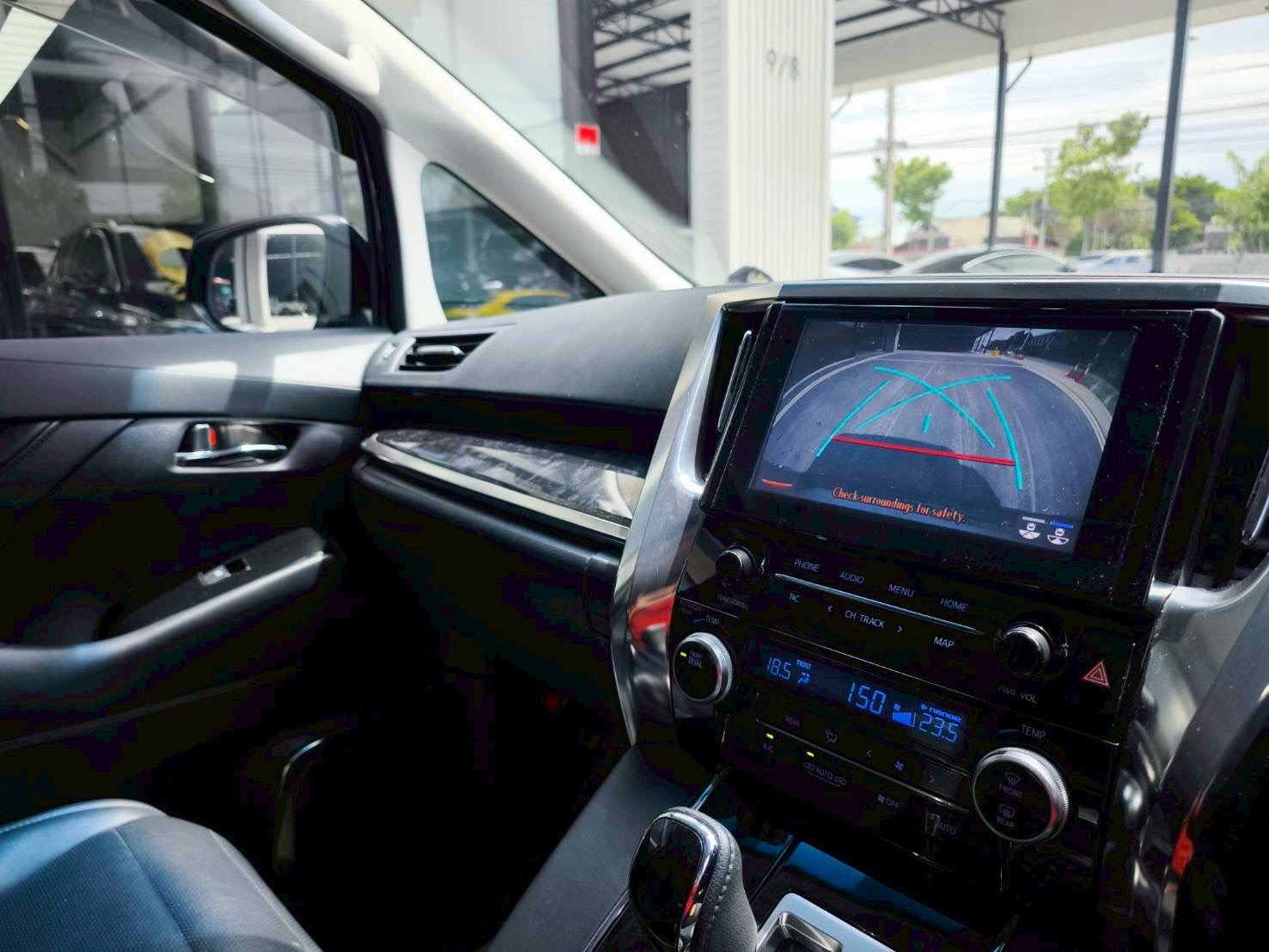 2020 Toyota Alphard สีดำ (รูปที่ 8)