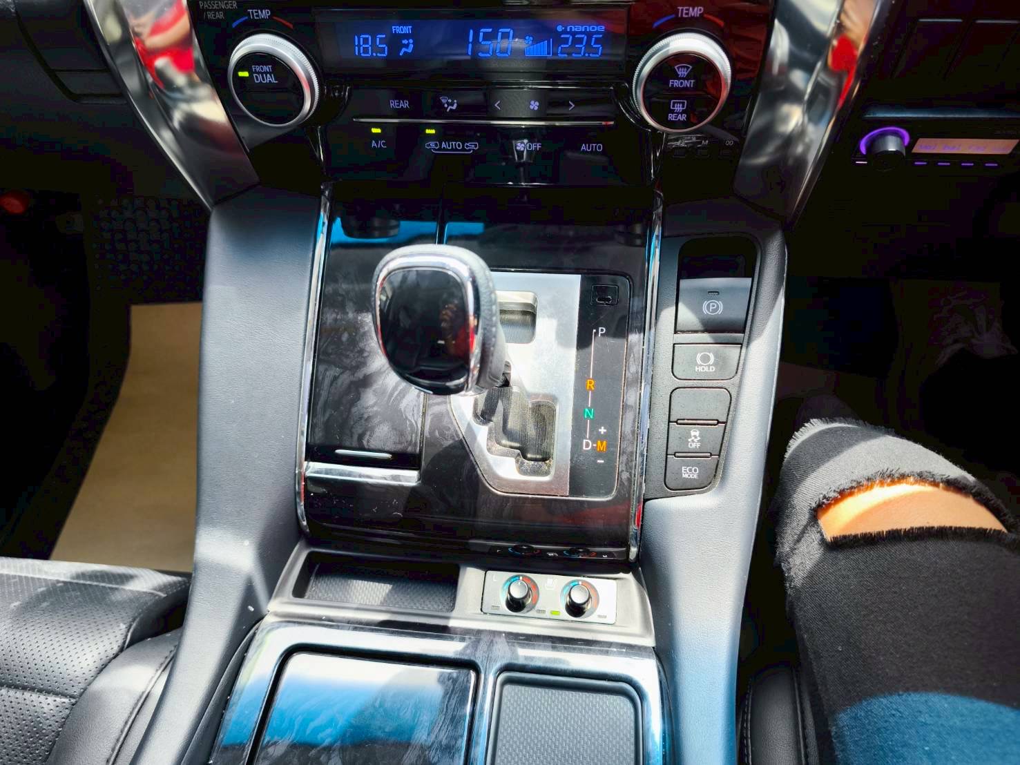 2020 Toyota Alphard สีดำ (รูปที่ 9)