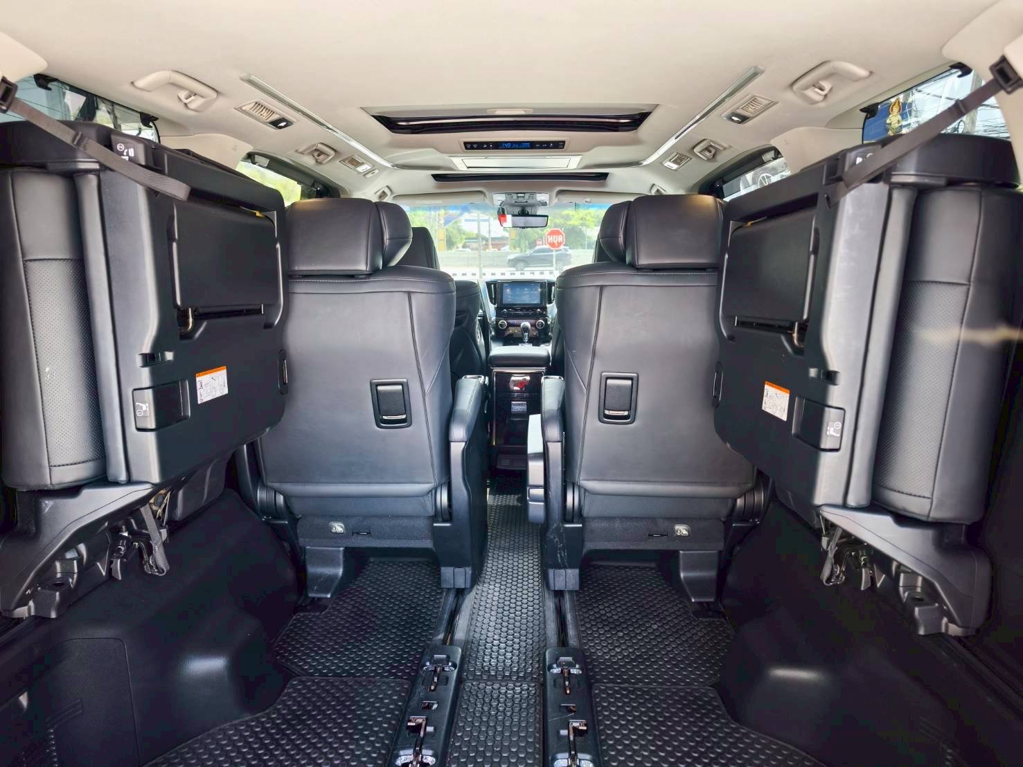2020 Toyota Alphard สีดำ (รูปที่ 12)