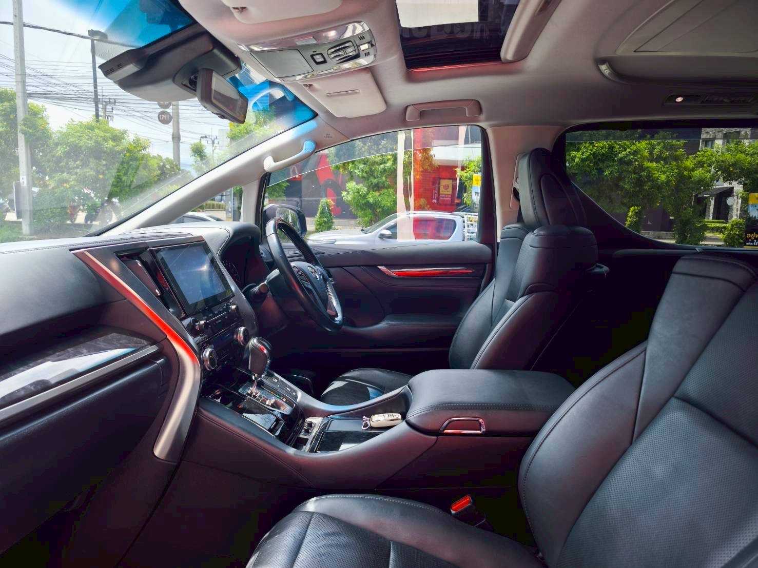 2020 Toyota Alphard สีดำ (รูปที่ 6)