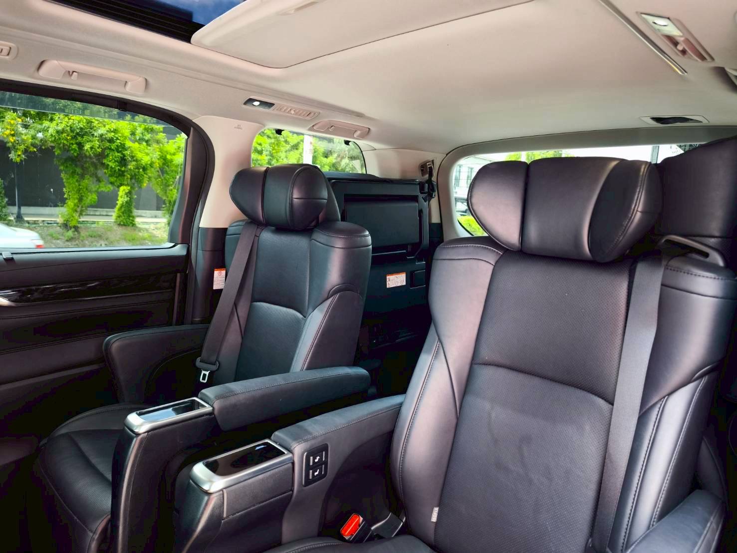 2020 Toyota Alphard สีดำ (รูปที่ 11)