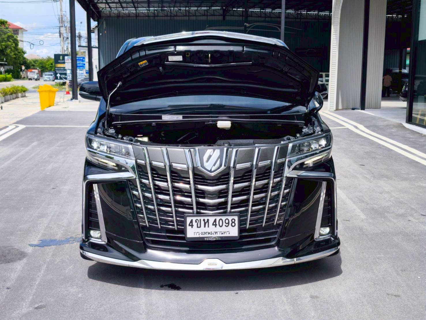 2020 Toyota Alphard สีดำ (รูปที่ 5)