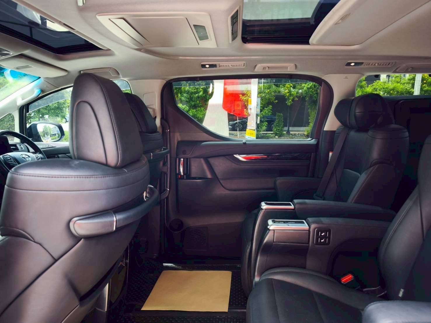 2020 Toyota Alphard สีดำ (รูปที่ 7)