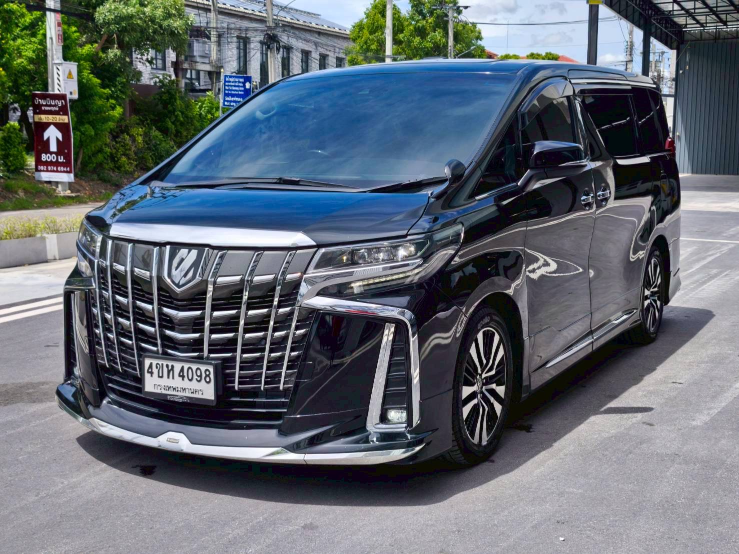 2020 Toyota Alphard สีดำ (รูปที่ 2)