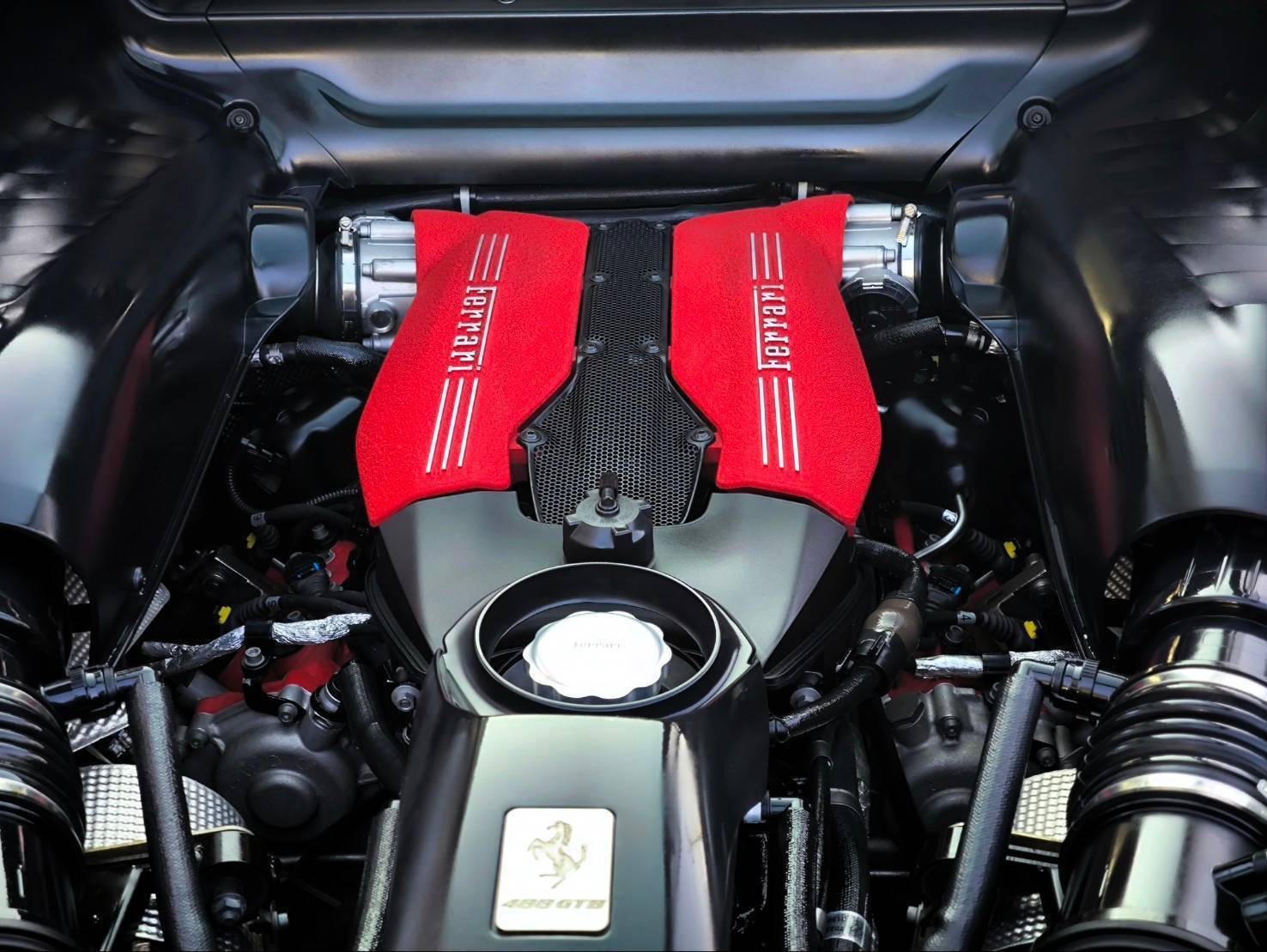 2017 Ferrari 488 GTB สีแดง (รูปที่ 11)