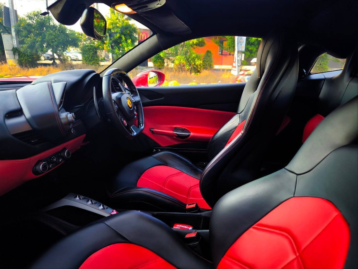 2017 Ferrari 488 GTB สีแดง (รูปที่ 8)