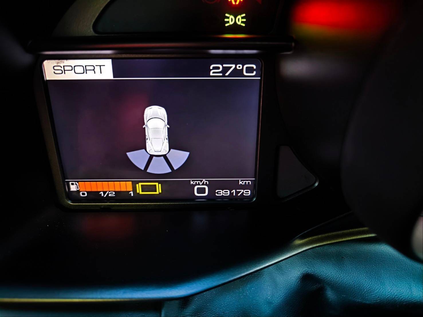 2017 Ferrari 488 GTB สีแดง (รูปที่ 5)