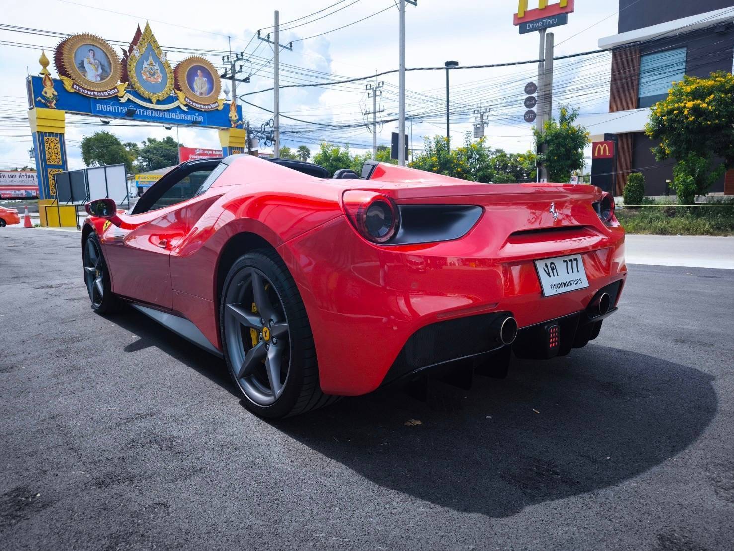 2018 Ferrari 488 Spider สีแดง (รูปที่ 12)