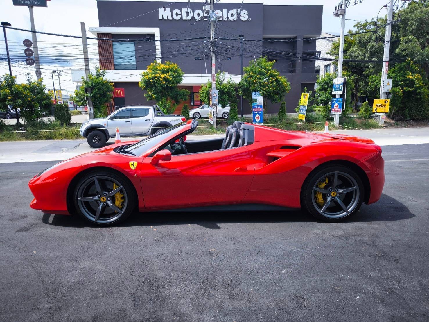 2018 Ferrari 488 Spider สีแดง (รูปที่ 15)