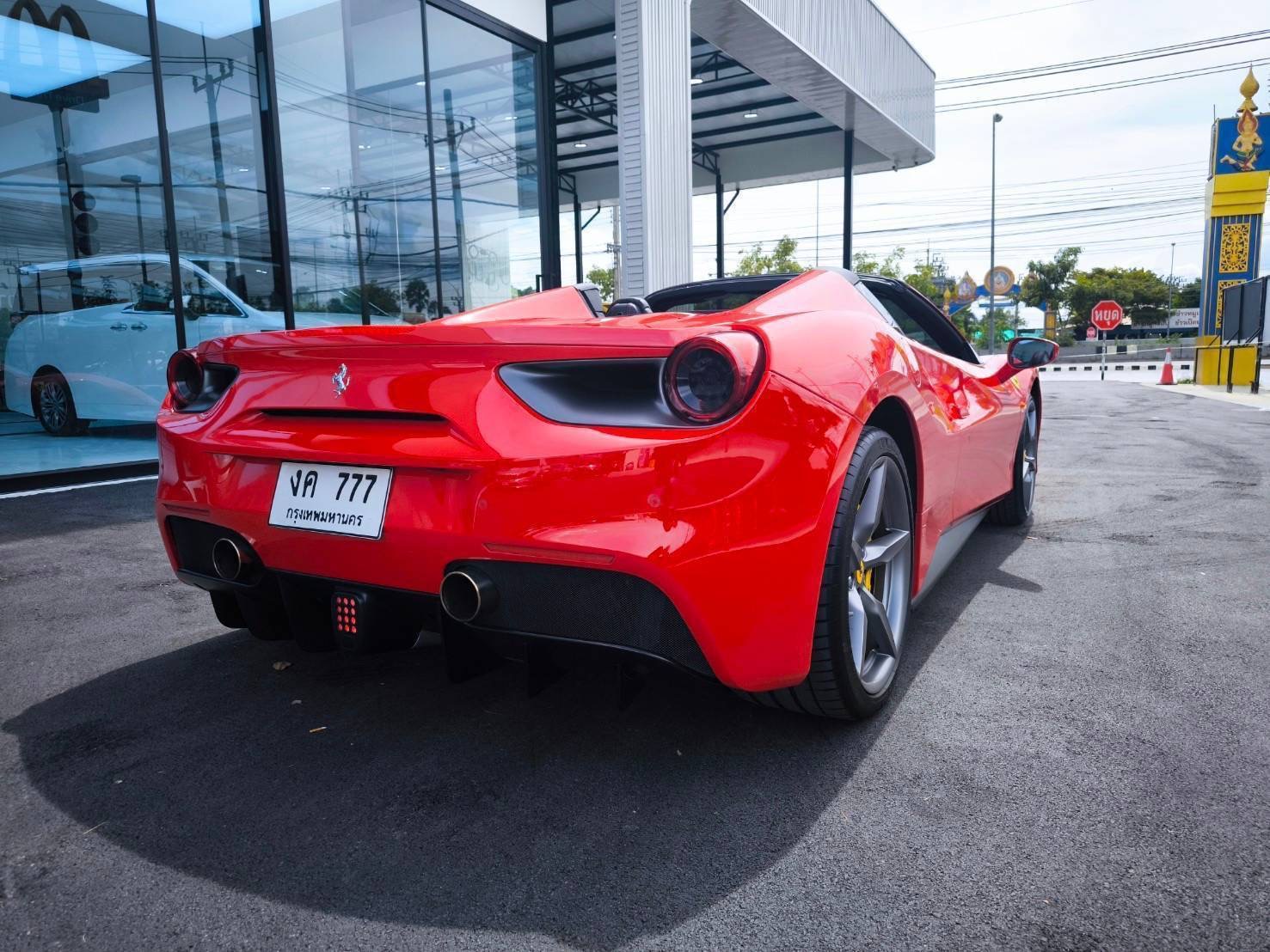 2018 Ferrari 488 Spider สีแดง (รูปที่ 17)