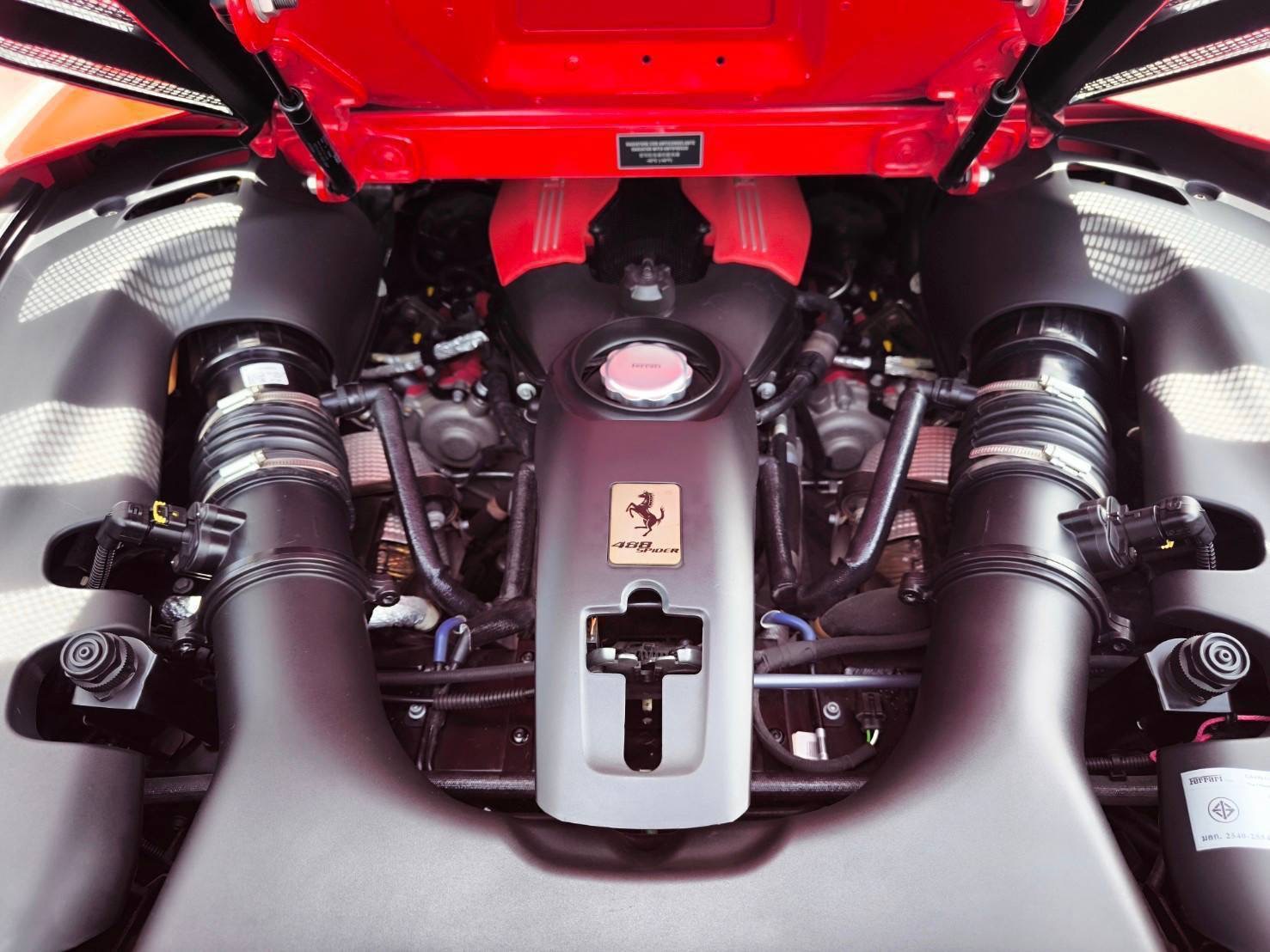 2018 Ferrari 488 Spider สีแดง (รูปที่ 14)