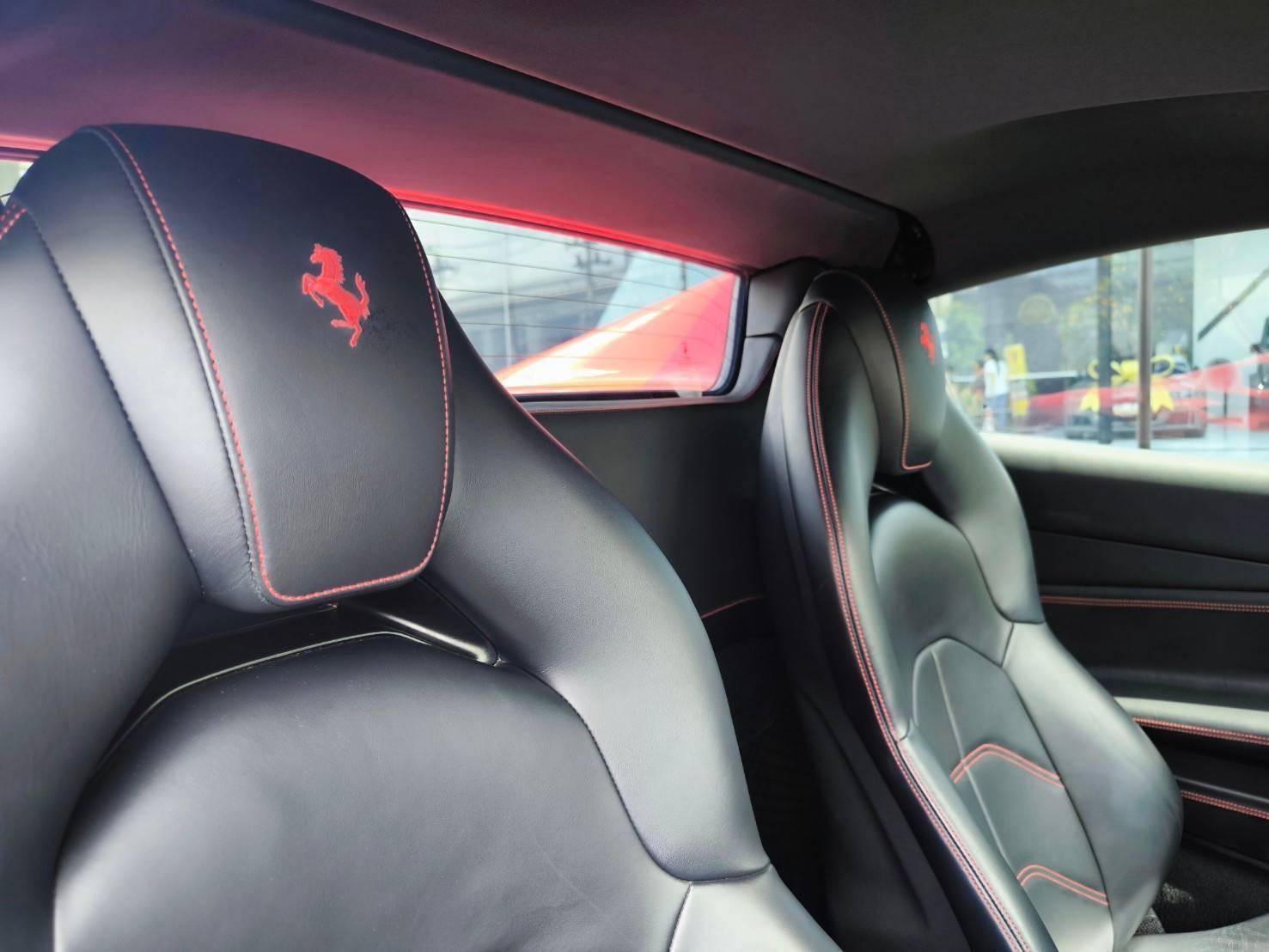 2018 Ferrari 488 Spider สีแดง (รูปที่ 10)