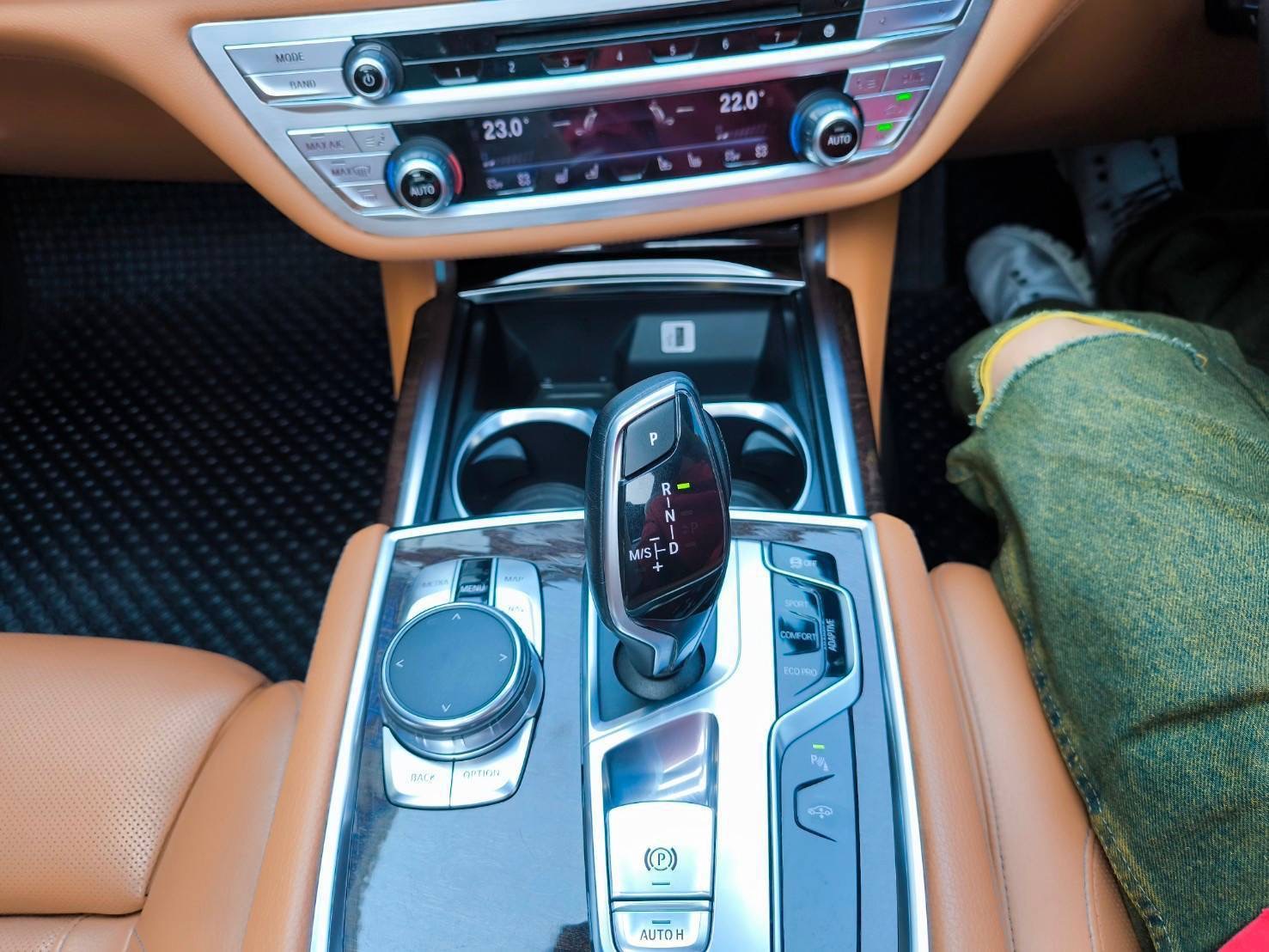2017 BMW 740li Limousine สีดำ (รูปที่ 6)