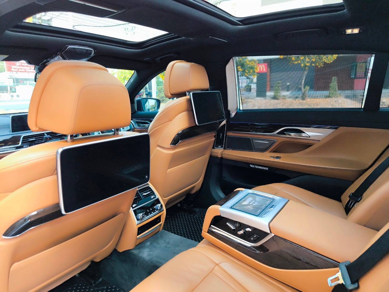 2017 BMW 740li Limousine สีดำ (รูปที่ 9)