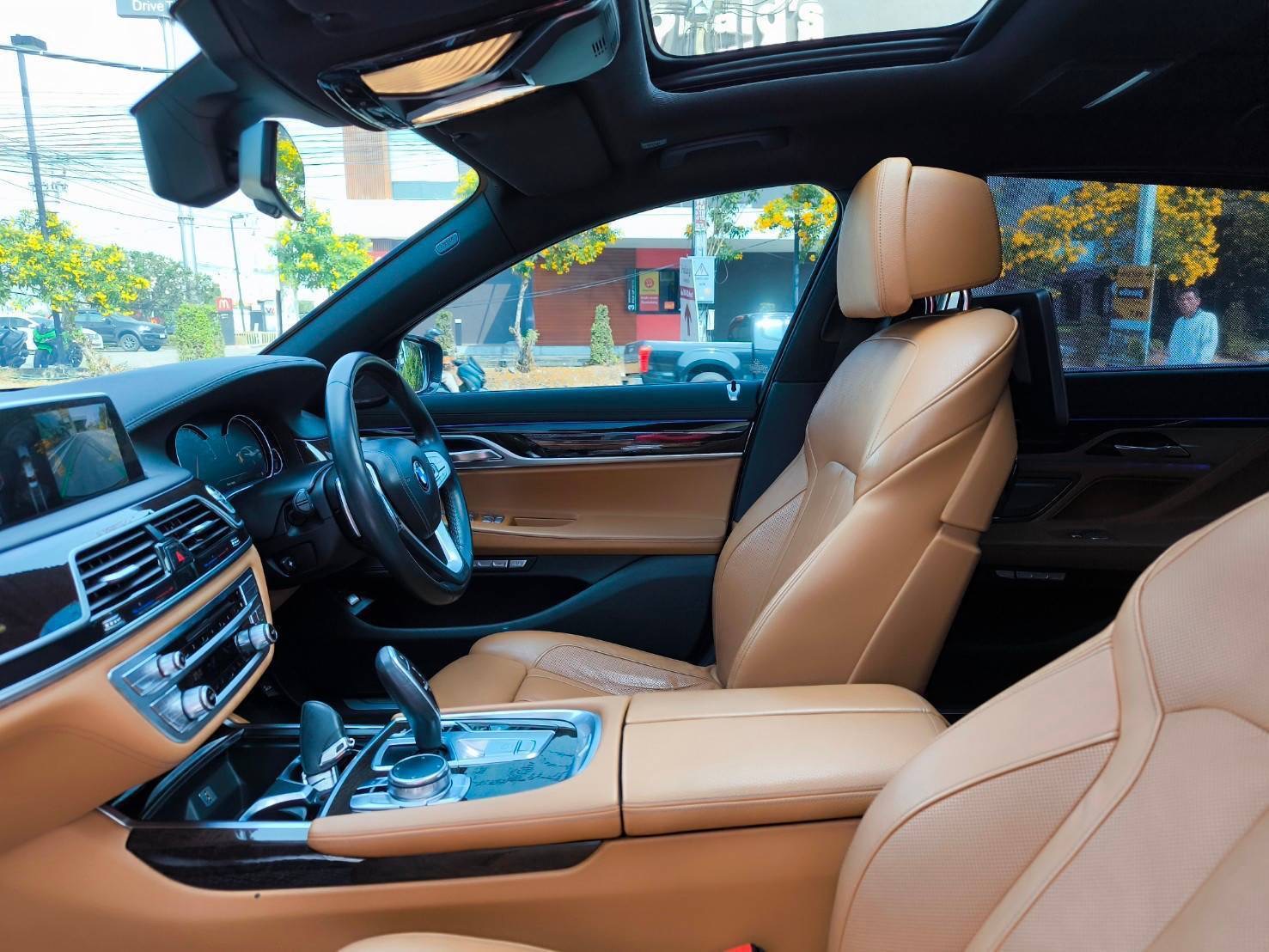 2017 BMW 740li Limousine สีดำ (รูปที่ 11)