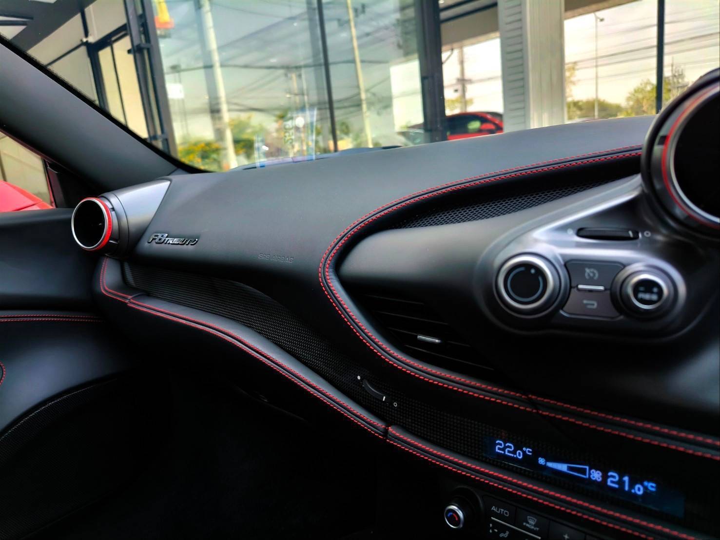 2021 Ferrari F8 Tributo สีแดง (รูปที่ 11)