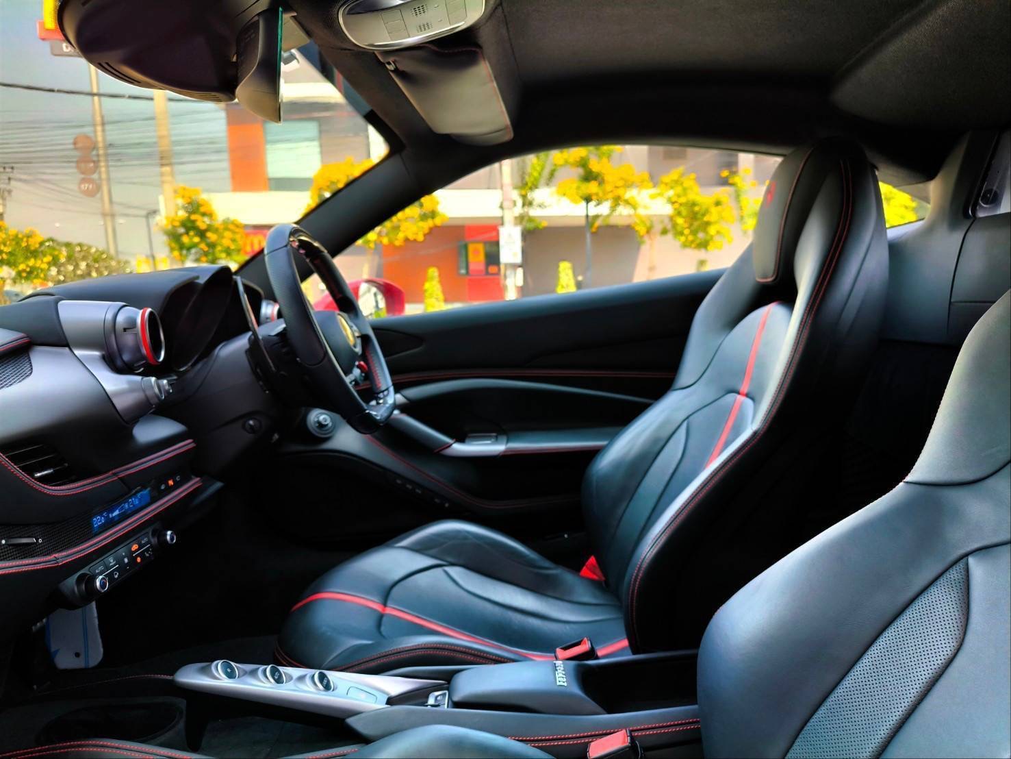 2021 Ferrari F8 Tributo สีแดง (รูปที่ 7)