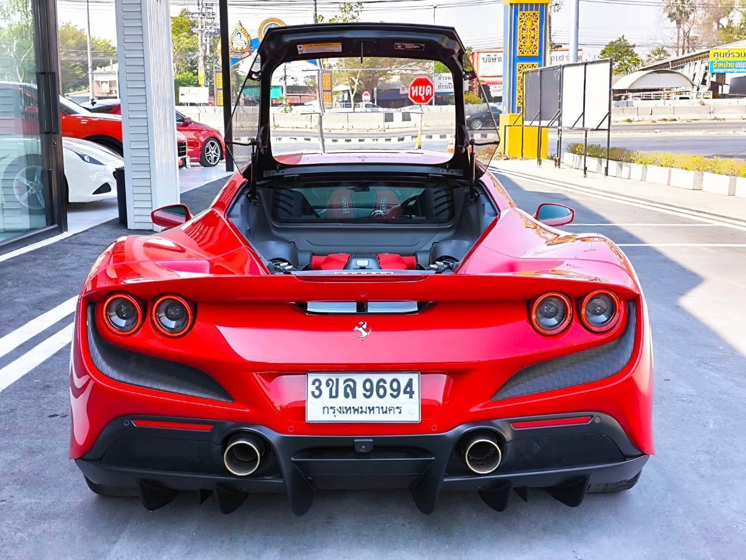 2021 Ferrari F8 Tributo สีแดง (รูปที่ 18)