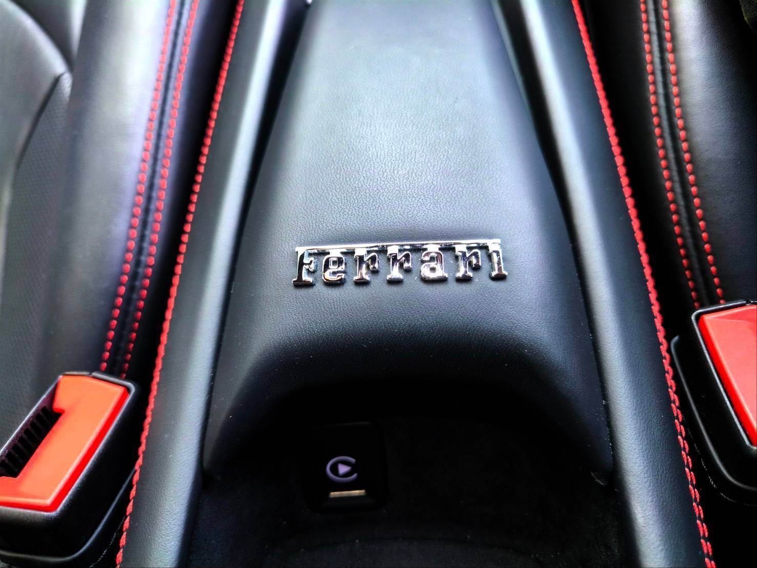 2021 Ferrari F8 Tributo สีแดง (รูปที่ 10)
