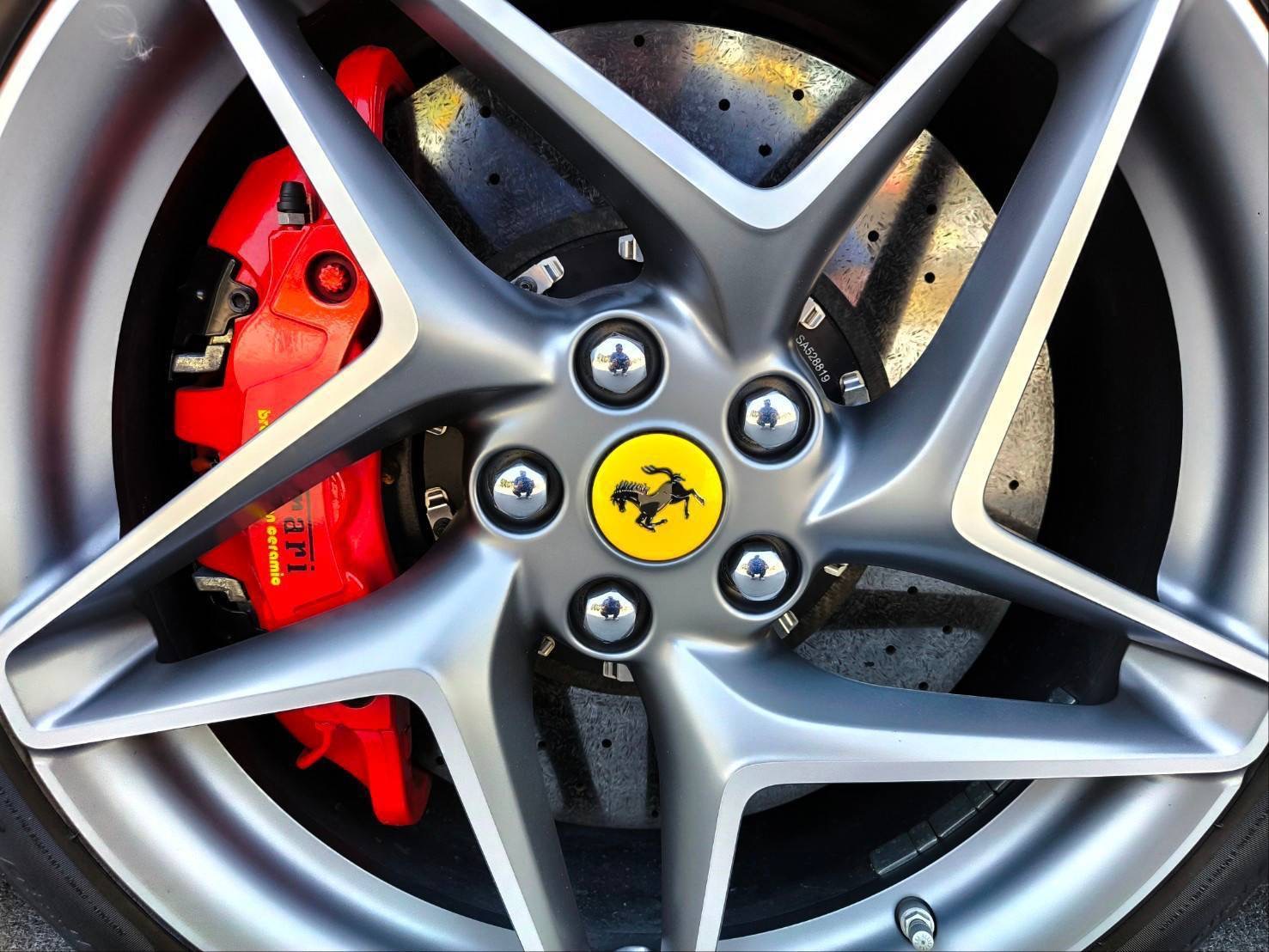 2021 Ferrari F8 Tributo สีแดง (รูปที่ 13)