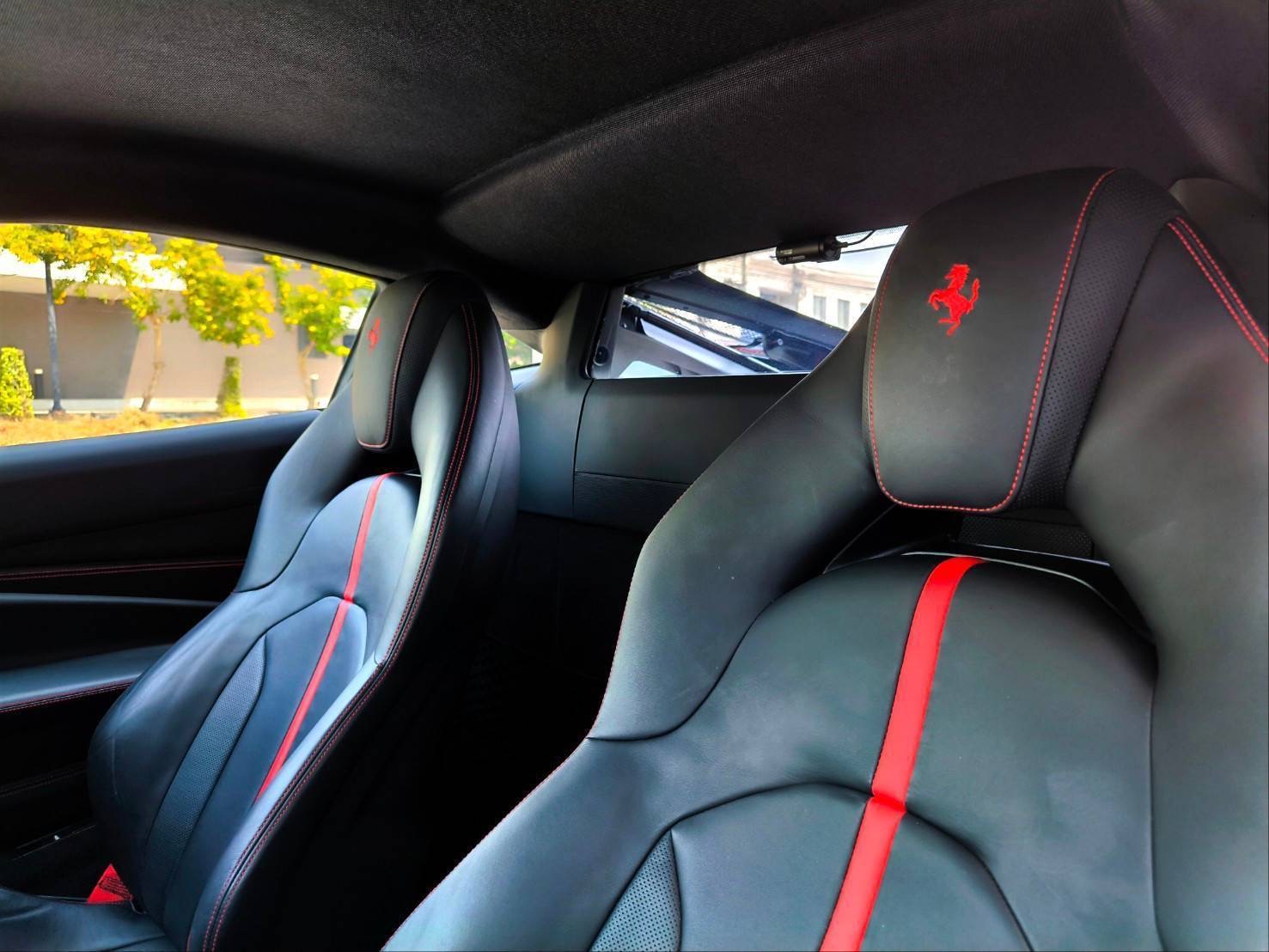 2021 Ferrari F8 Tributo สีแดง (รูปที่ 14)