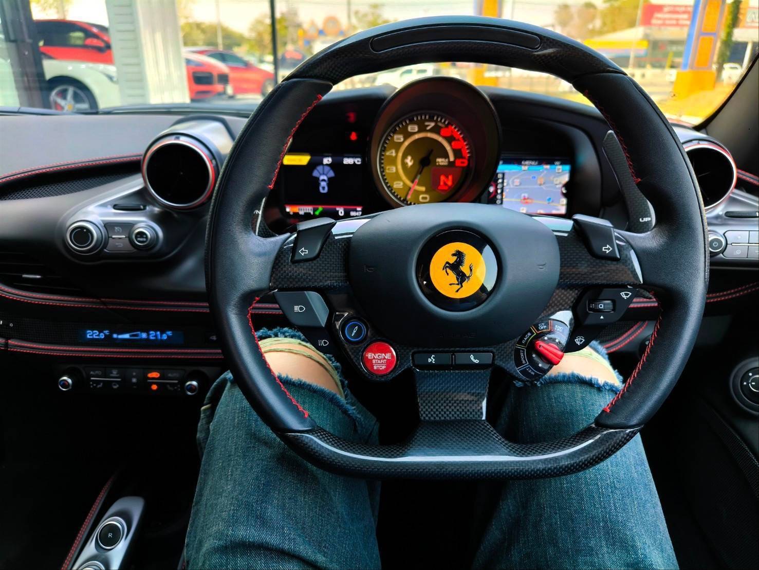 2021 Ferrari F8 Tributo สีแดง (รูปที่ 6)
