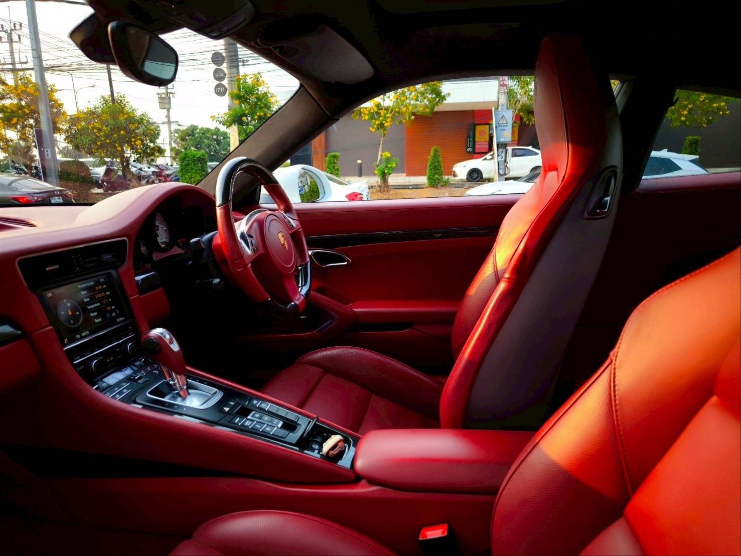 2014 Porsche 911 Carrera สีขาว (รูปที่ 7)