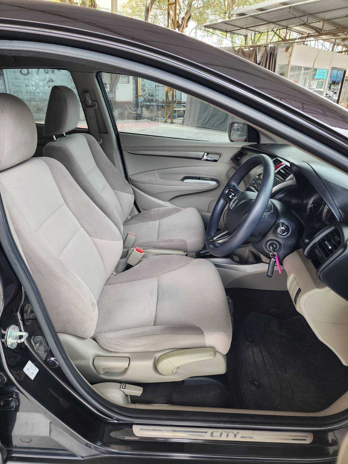 2013 Honda City สีดำ (รูปที่ 9)