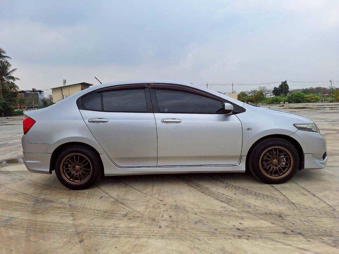 2013 Honda City สีเงิน (รูปที่ 3)