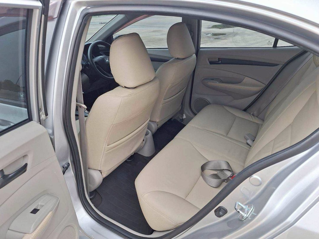 2013 Honda City สีเงิน (รูปที่ 6)