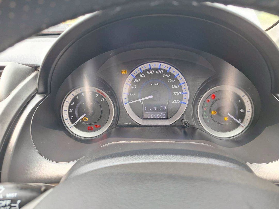 2013 Honda City สีเงิน (รูปที่ 7)