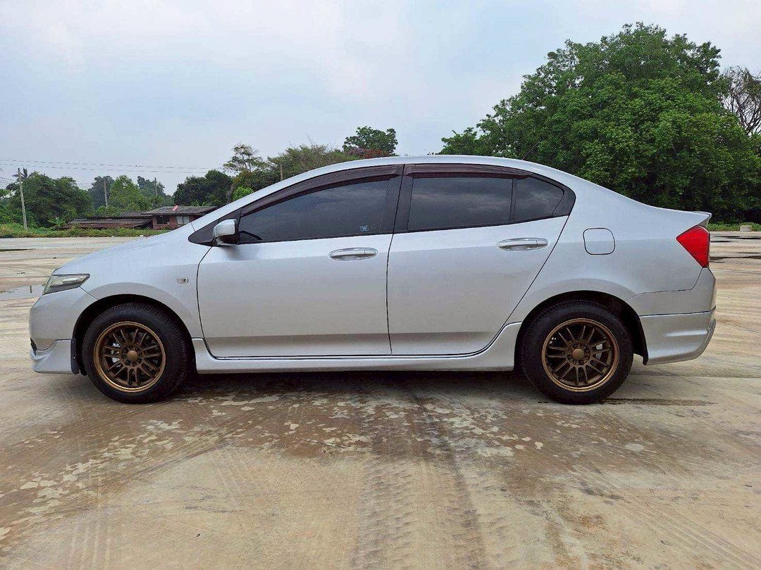 2013 Honda City สีเงิน (รูปที่ 8)