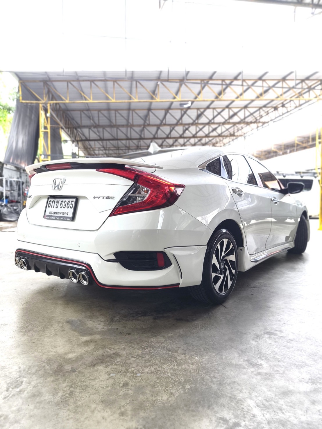 2017 Honda Civic Sedan สีขาว (รูปที่ 4)
