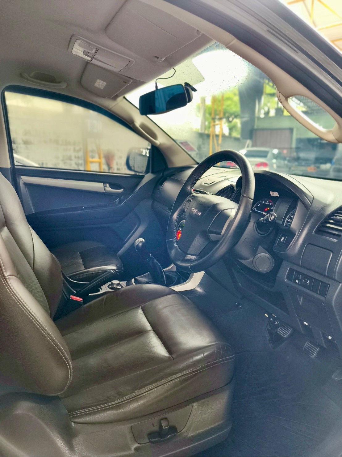 2015 Isuzu D-Max CAB4 สีดำ (รูปที่ 9)