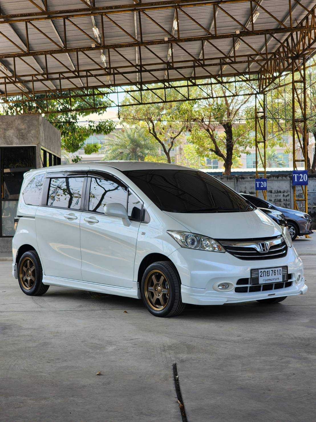 2012 Honda Freed สีขาว (รูปที่ 6)