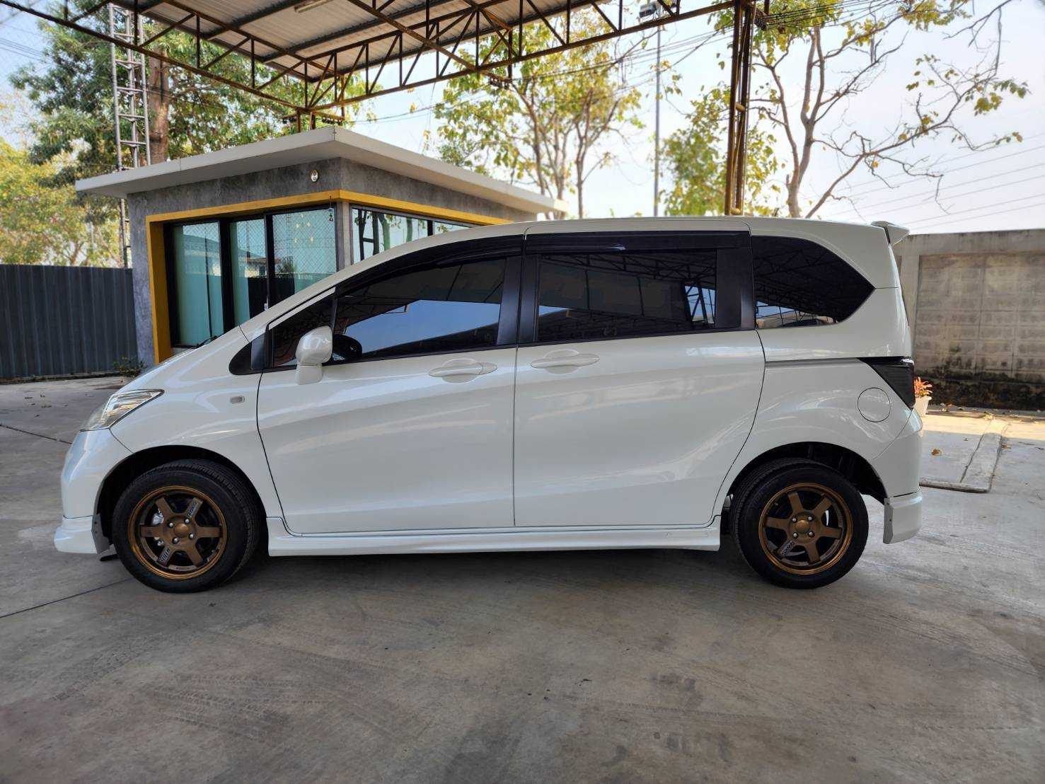 2012 Honda Freed สีขาว (รูปที่ 3)