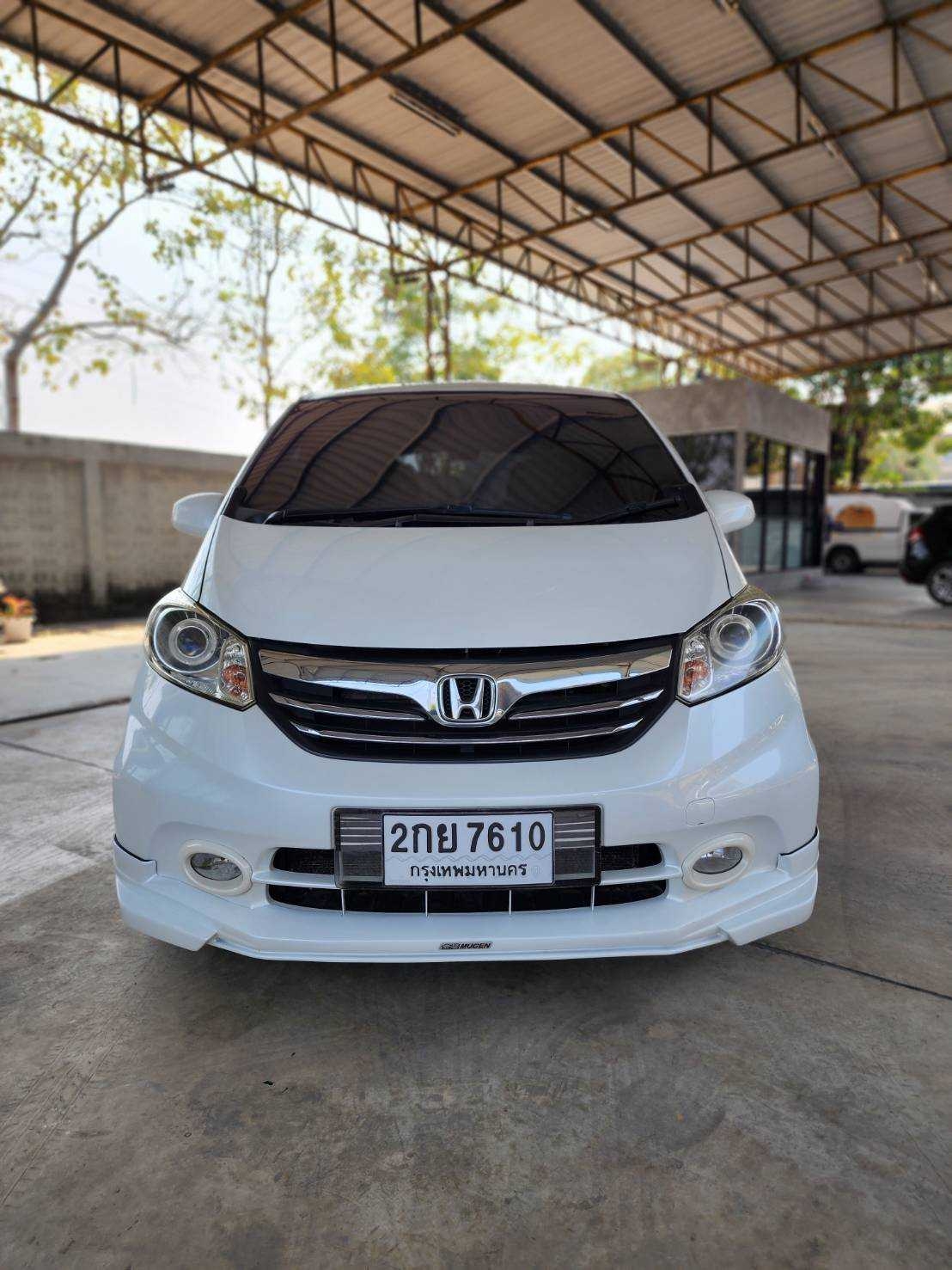 2012 Honda Freed สีขาว (รูปที่ 2)