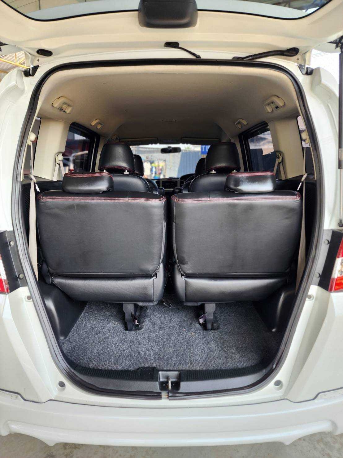 2012 Honda Freed สีขาว (รูปที่ 7)