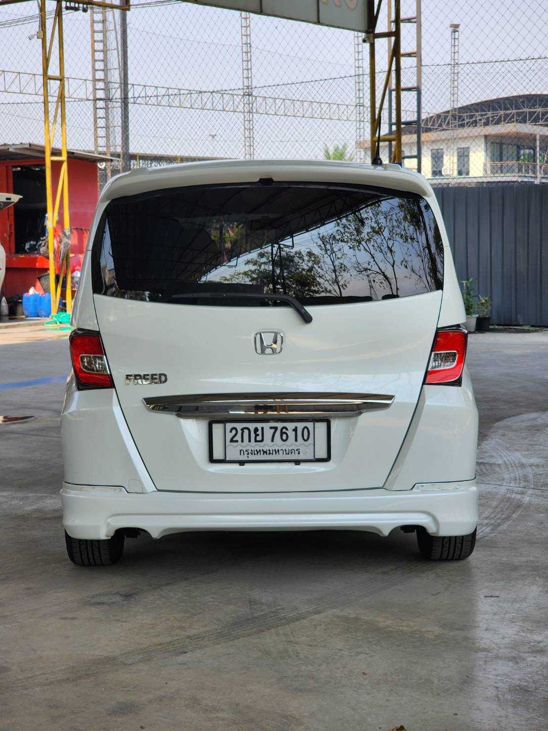 2012 Honda Freed สีขาว (รูปที่ 4)