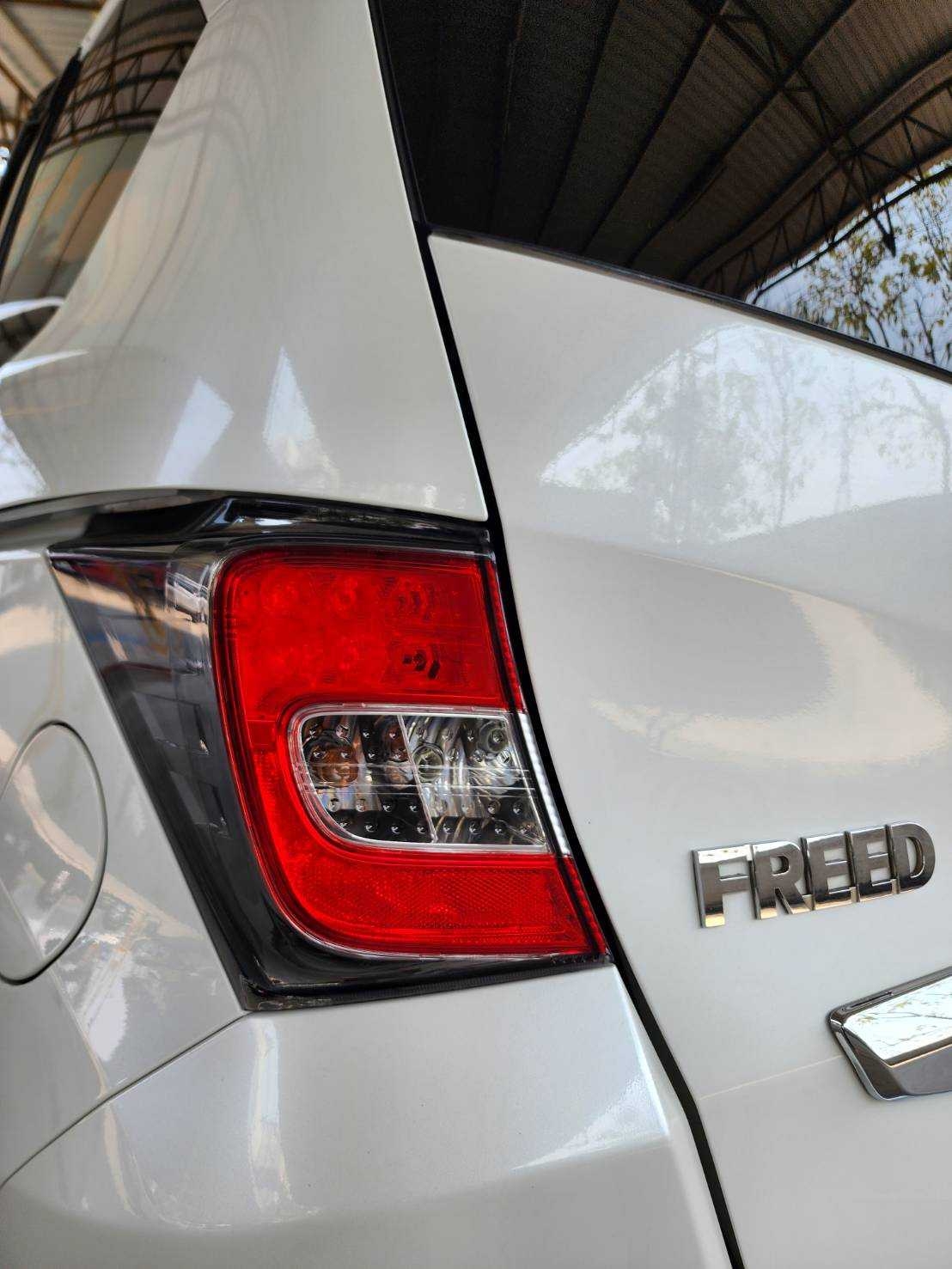 2012 Honda Freed สีขาว (รูปที่ 9)