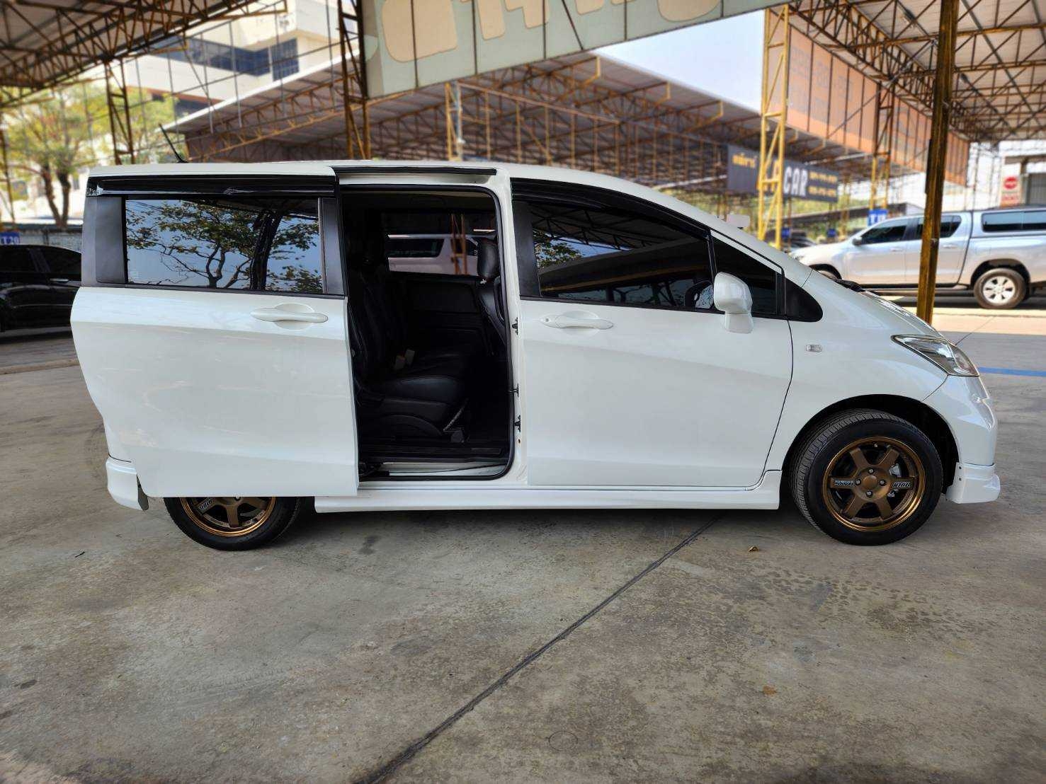 2012 Honda Freed สีขาว (รูปที่ 10)