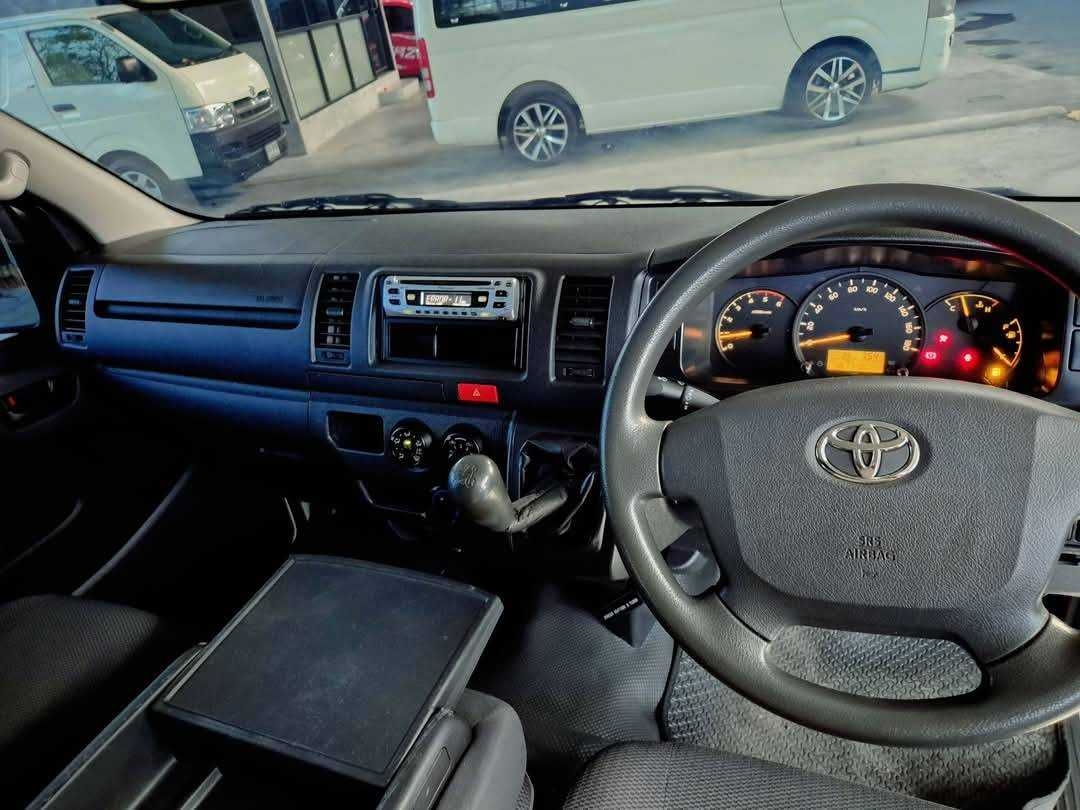 2014 Toyota HiAce หลังคาเตี้ย สีขาว (รูปที่ 12)