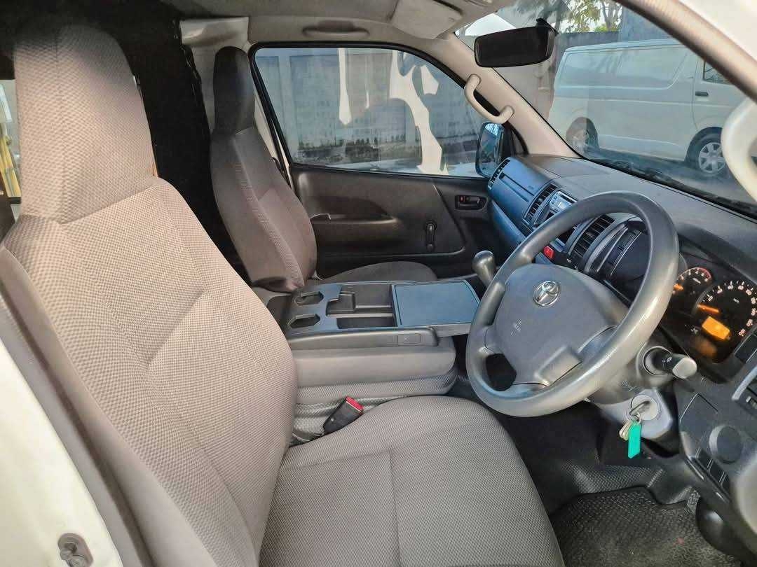2014 Toyota HiAce หลังคาเตี้ย สีขาว (รูปที่ 13)
