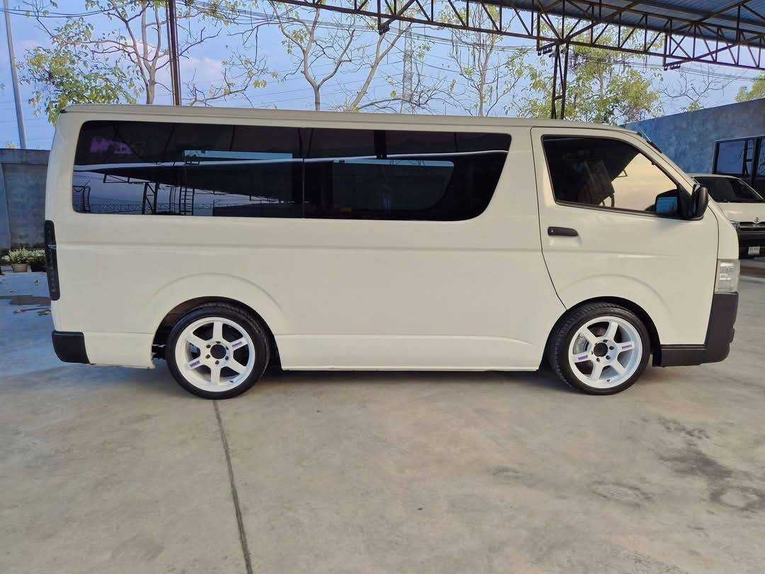 2014 Toyota HiAce หลังคาเตี้ย สีขาว (รูปที่ 2)