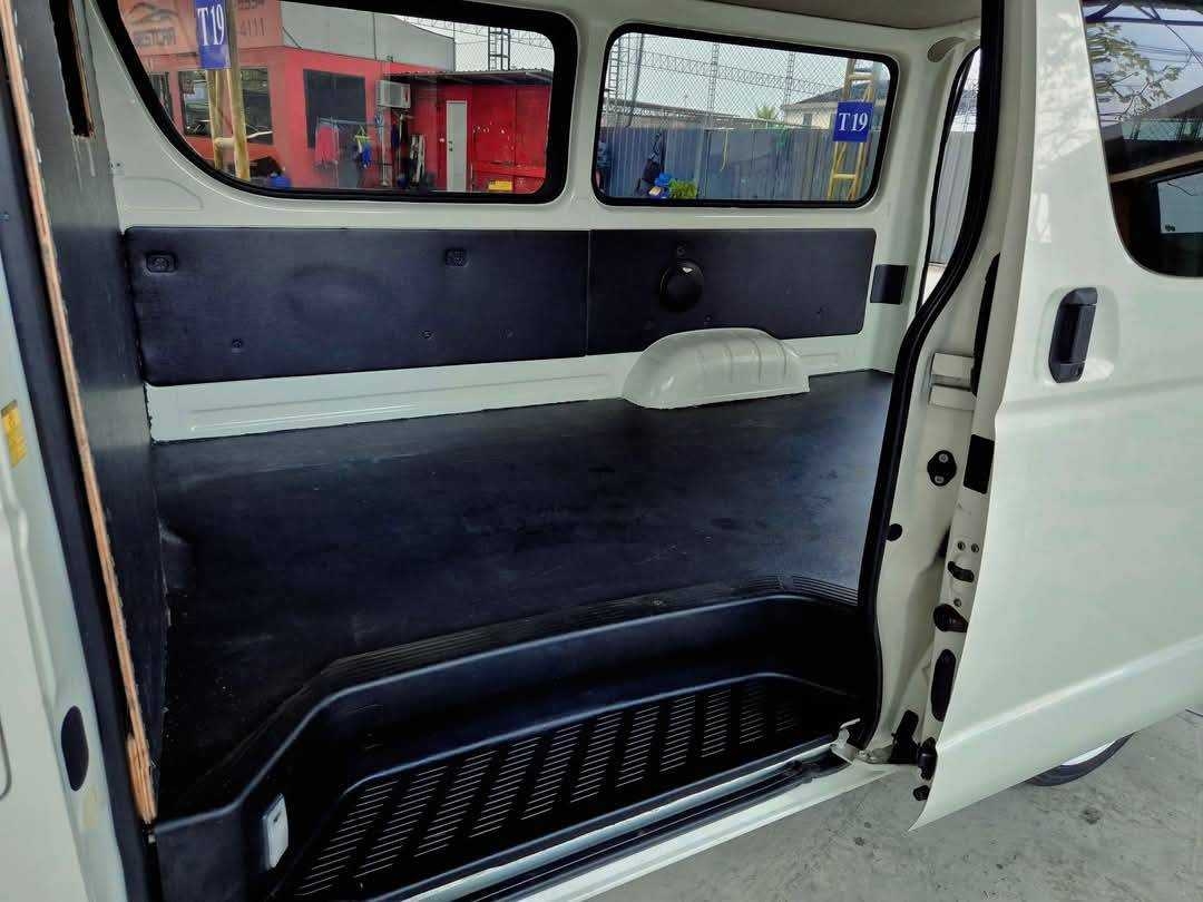 2014 Toyota HiAce หลังคาเตี้ย สีขาว (รูปที่ 9)