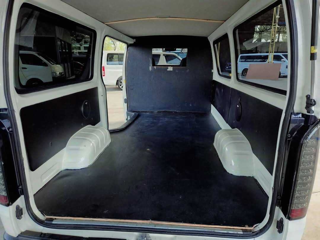 2014 Toyota HiAce หลังคาเตี้ย สีขาว (รูปที่ 10)