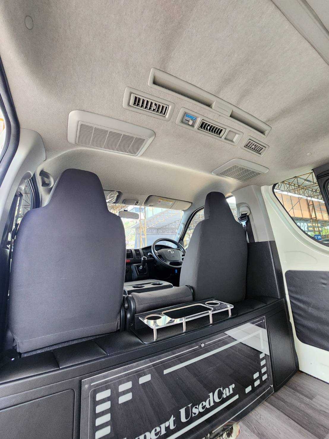 2015 Toyota HiAce หลังคาเตี้ย สีขาว (รูปที่ 13)