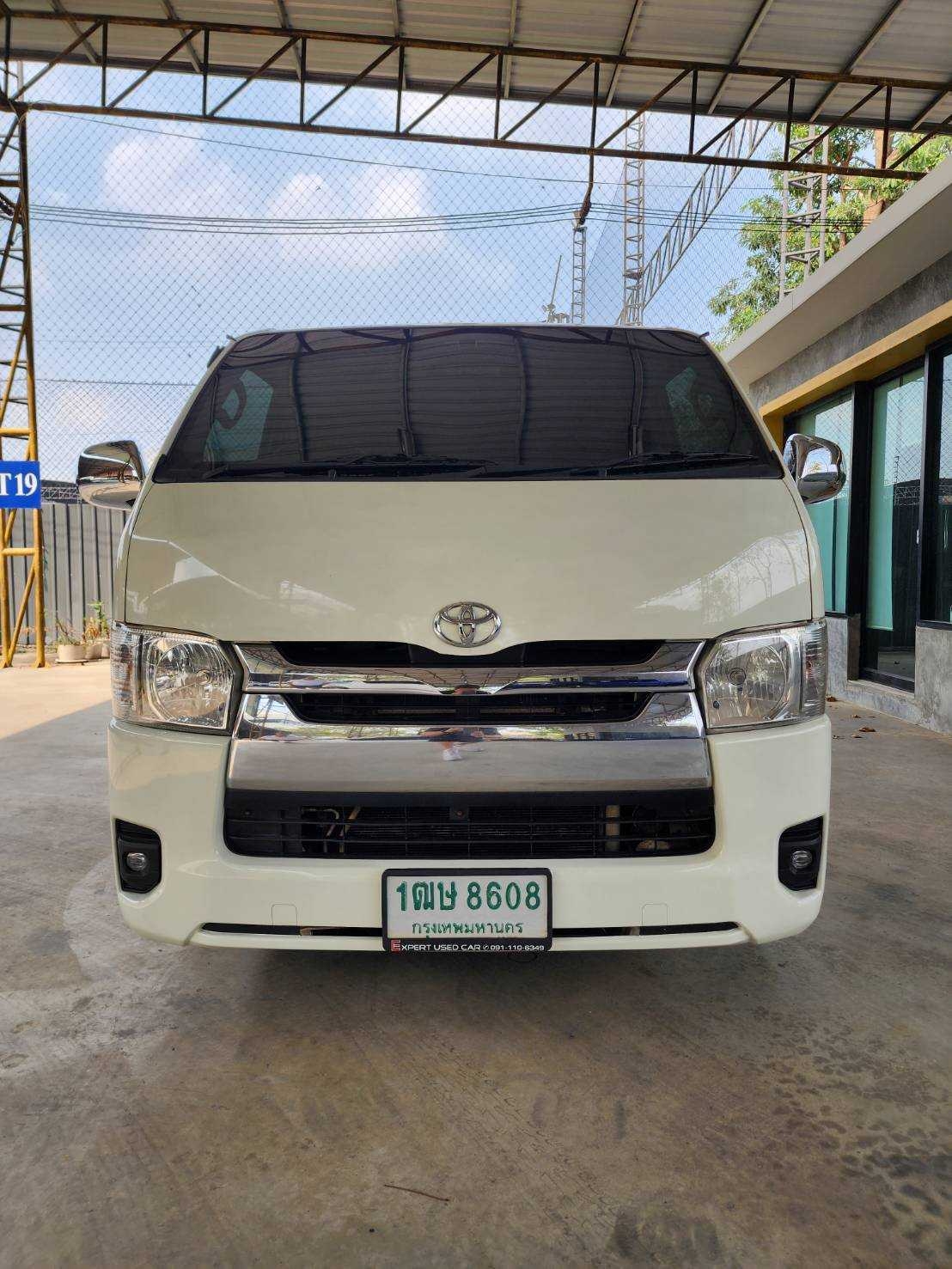 2015 Toyota HiAce หลังคาเตี้ย สีขาว (รูปที่ 2)